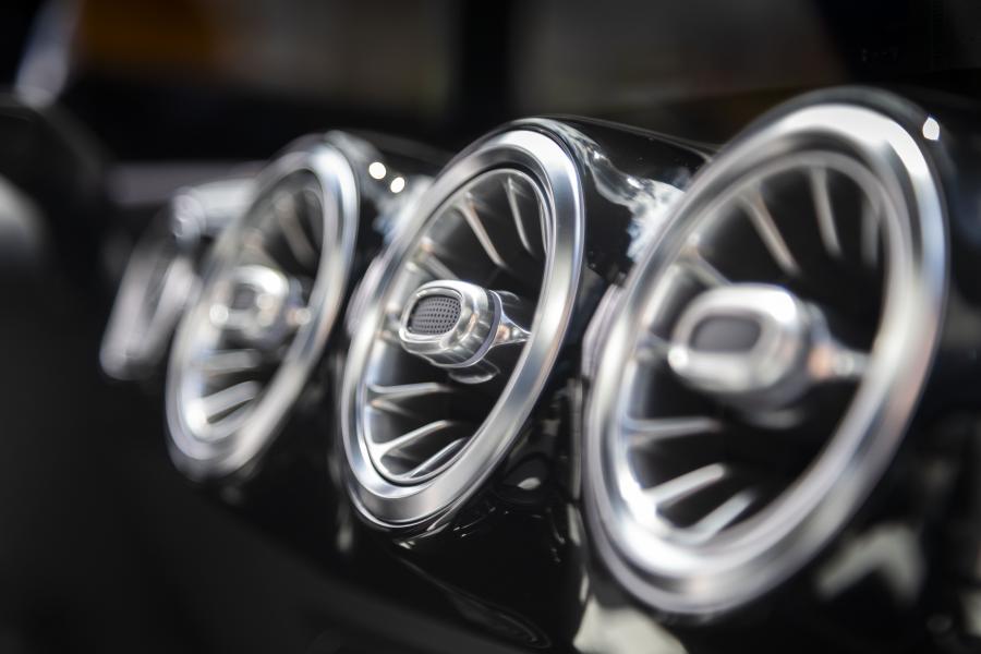 Детали интерьера Mercedes-Benz GLA250 AMG Line (H247) 2020 года  (NA) (фото 78 из 96)